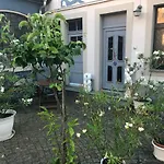 Kunstoase am blauen Haus
